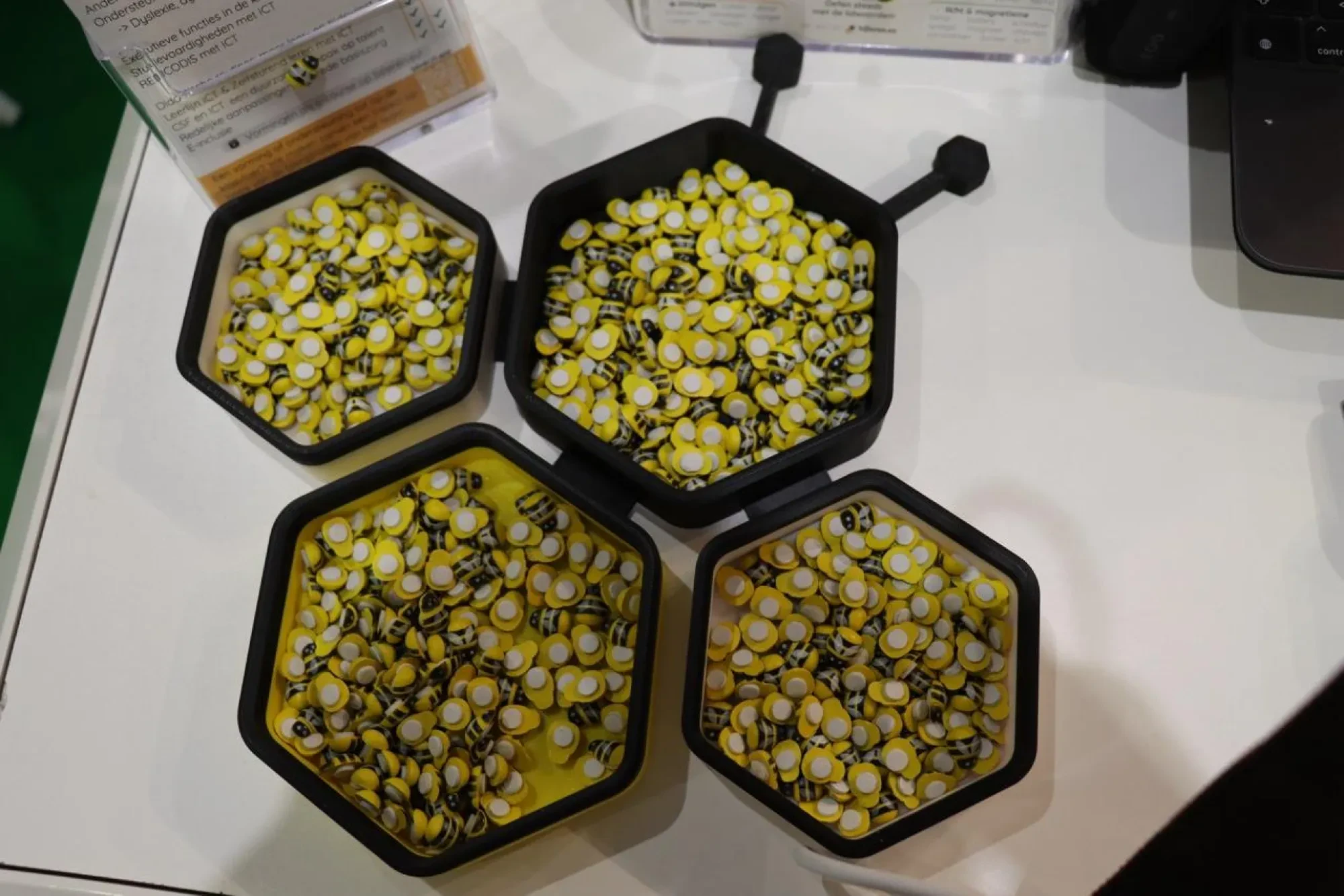 Bijenbord en bijenbakjes — beeld 1