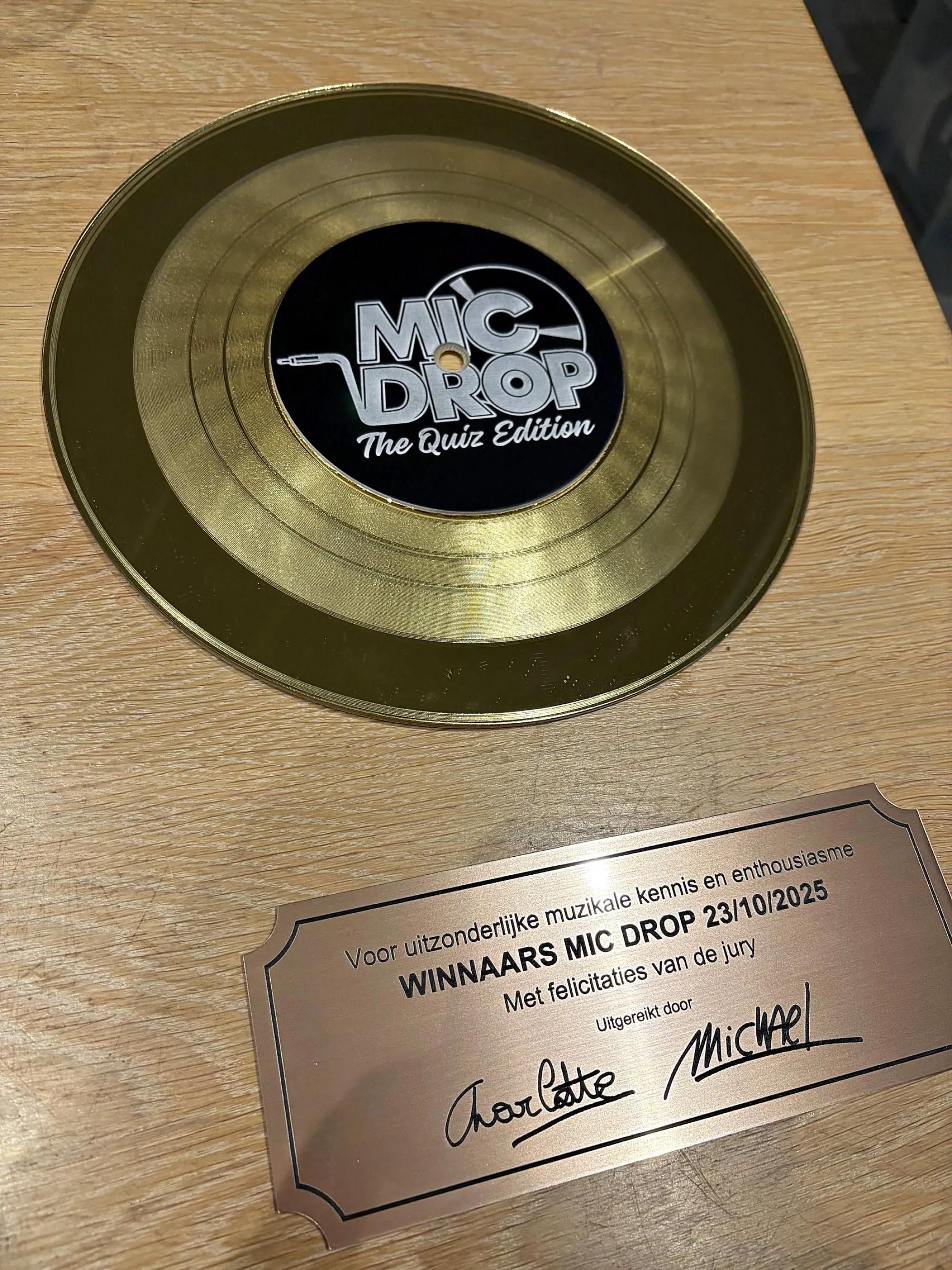 Gouden plaat voor Mic Drop — beeld 3