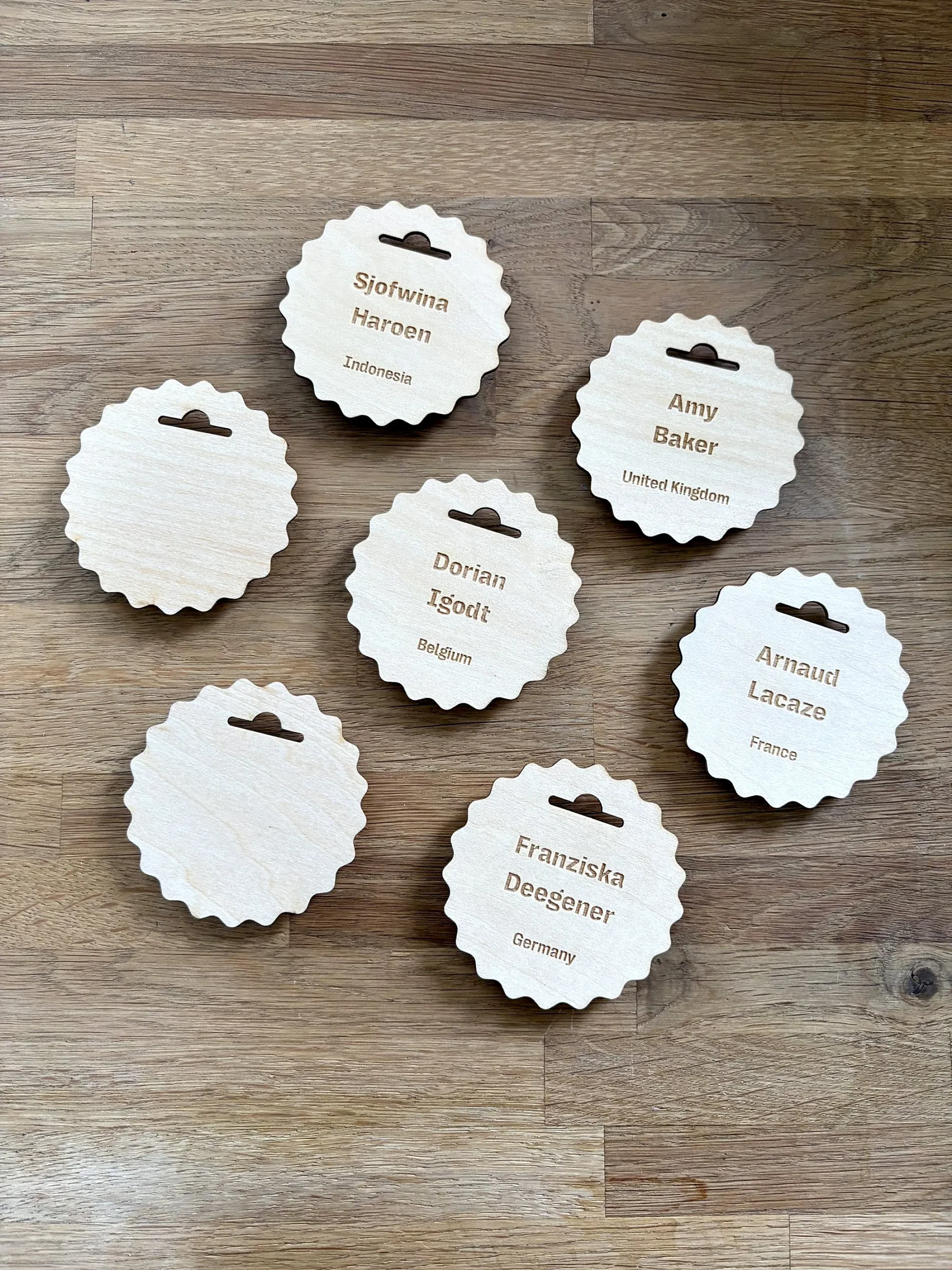 Houten naambadges — beeld 1